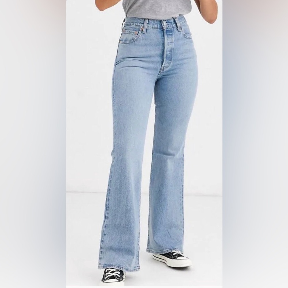 Levi’s light wash rib cage flare jeans size 30